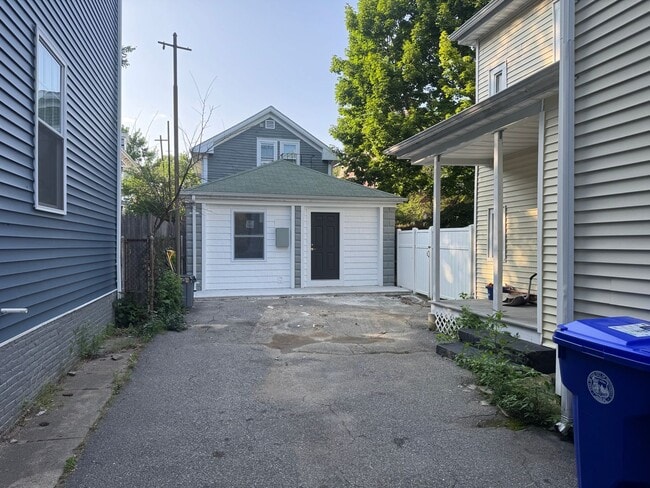 Building Photo - 211 Carpenter St