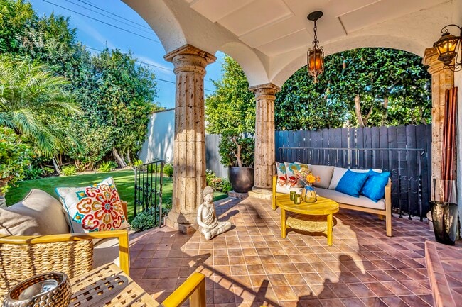 Building Photo - 343 N Croft Ave