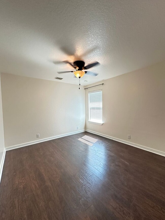 Building Photo - 3 Bedroom 2 Bath 2 Car Garage Office Scree...