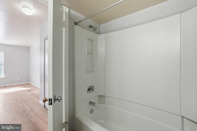 Building Photo - 5902 Cove Landing Rd