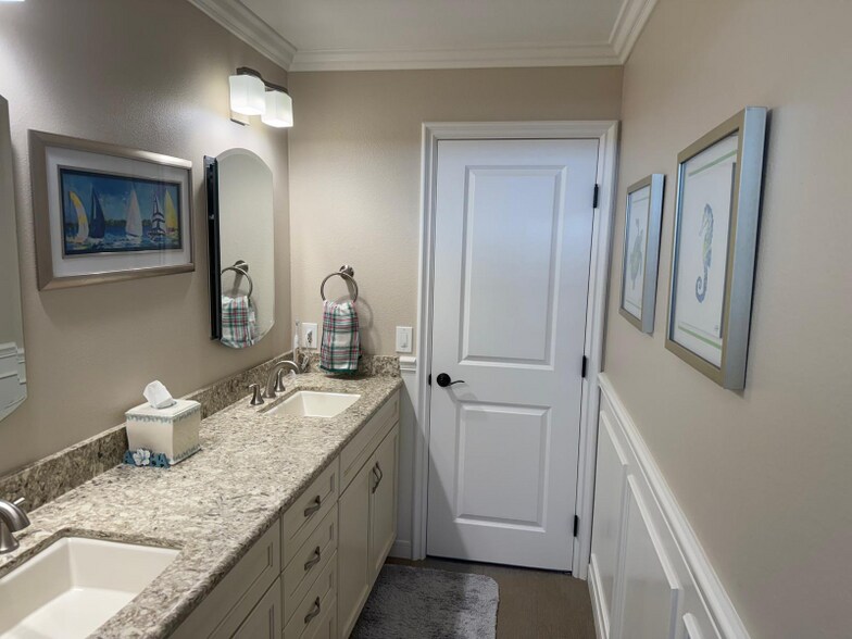 Building Photo - 6 Peacock Ct