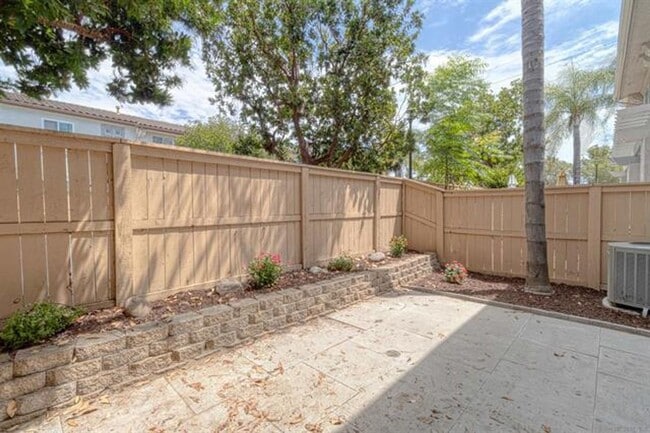 Building Photo - Recently Remodeled- 3 Bed 2.5 Bath 2 Story...