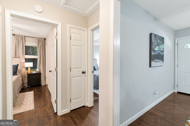 Building Photo - 240 Lake Dr