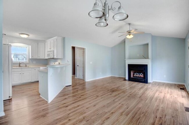 Building Photo - WONDERFUL 3 BR, 2 BA w/ attached garage *D...