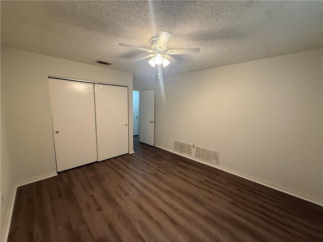 Building Photo - 1513 Deerwood Dr E