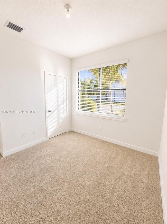 Building Photo - 8740 SW Kanner Oaks Dr
