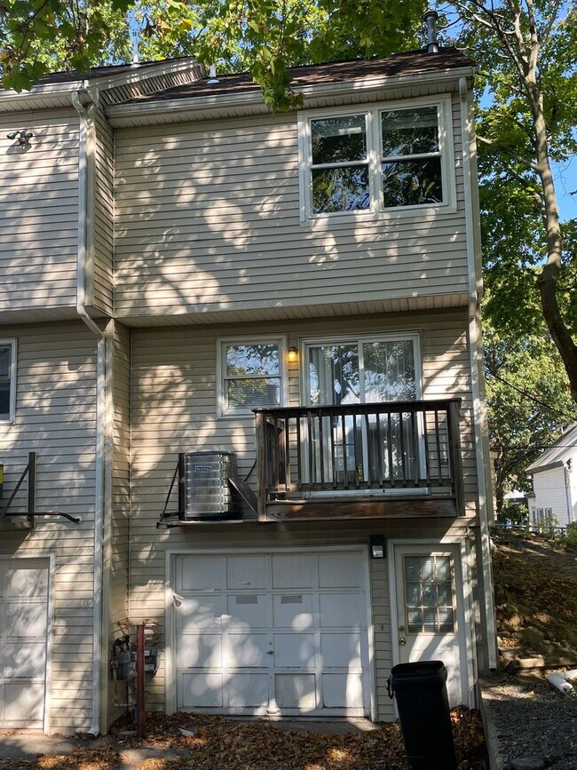 Building Photo - Well Maintained 2 Bedroom Condo w/Garage, ...