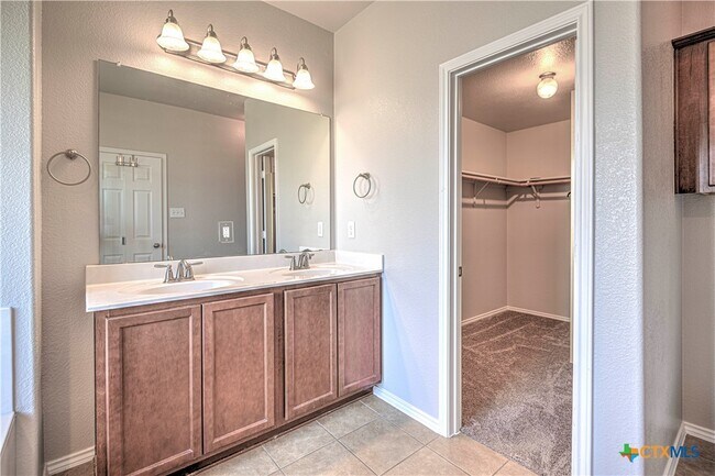 Building Photo - 1011 Sugar Brook Dr