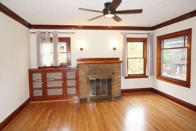 Building Photo - Amazing two bedroom sellwood beauty!