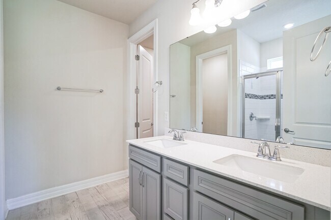 Building Photo - Charming 4-Bedroom Family Home in Serene S...