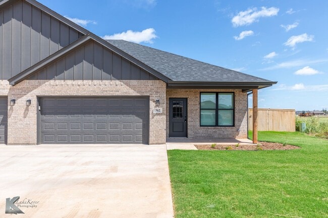 Building Photo - NEWER CONSTRUCTION! 3 bedroom, 2 bath, 2 car garage