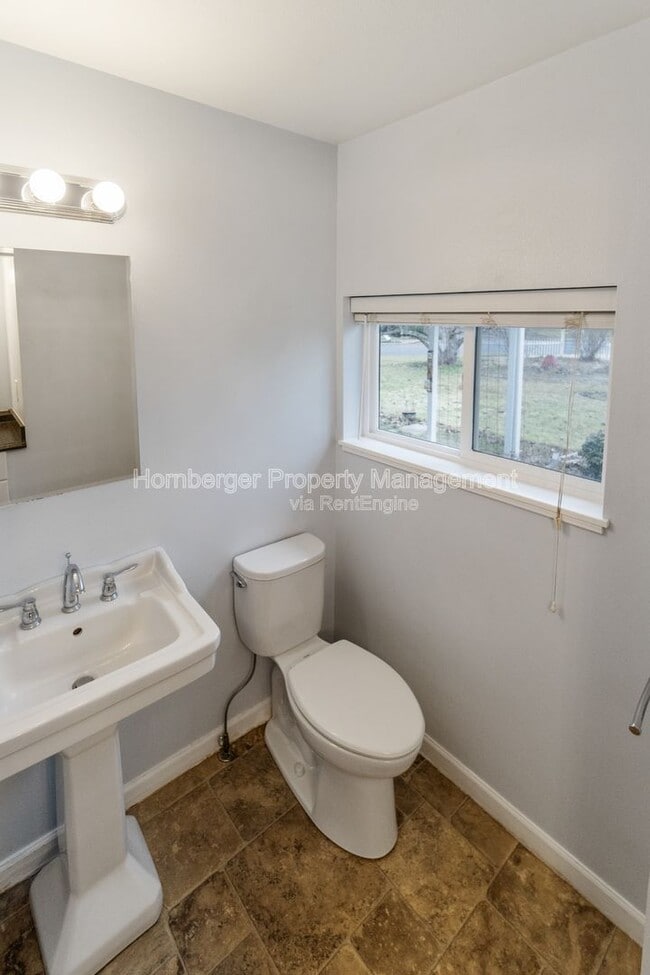 Building Photo - 2324 E South Crescent Ave