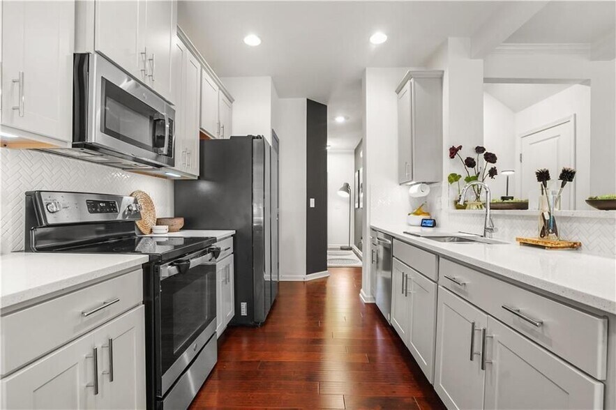 Building Photo - 580 Morrow Ln