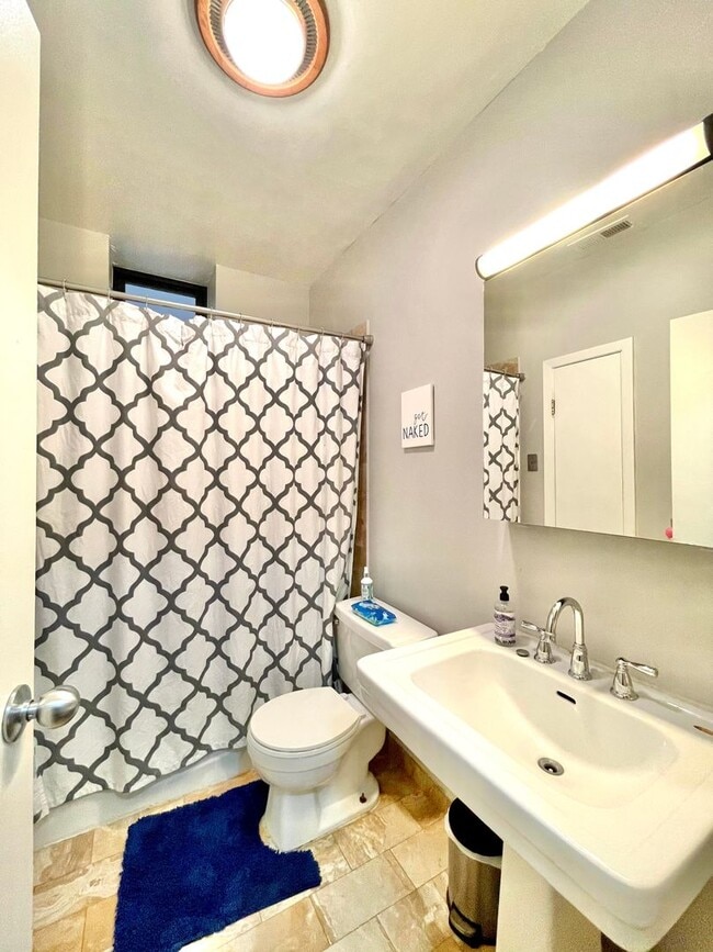 Building Photo - Spacious 2 bd/1 bath Condo in Lincoln Park!