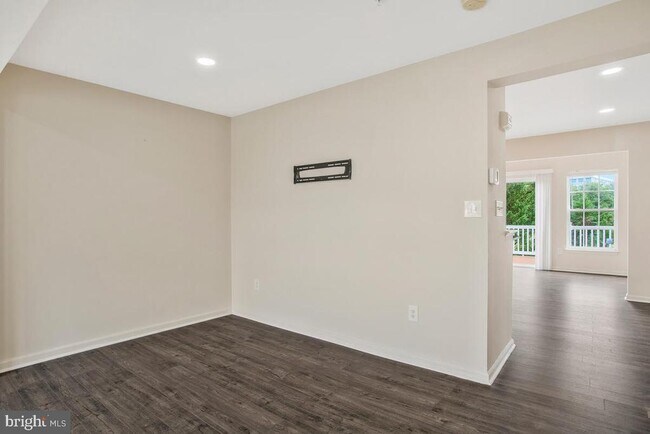 Building Photo - 7641 Fairbrook Rd
