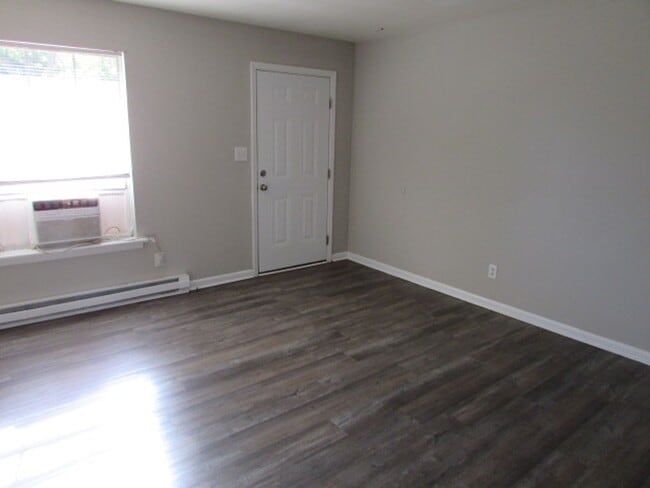 Building Photo - Comfortable 2BD/1BA Apartment with Washer/Dryer Hookups