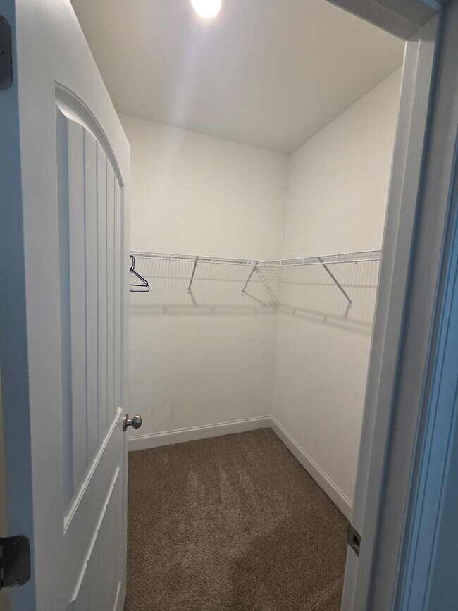 Building Photo - 2105 Thornbury Cove