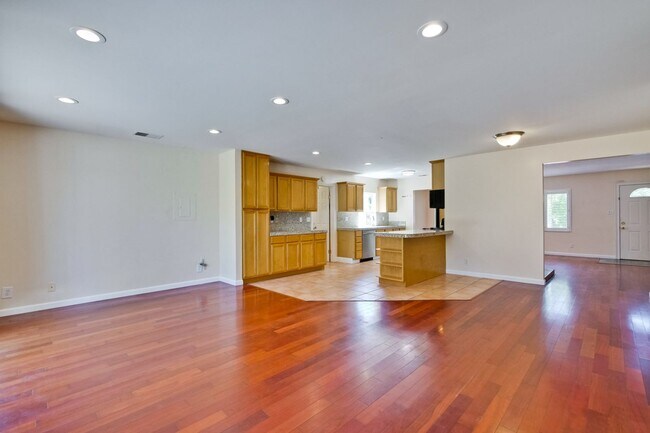 Building Photo - Large single family 4 Bed, 2 1/2 Bath Home...