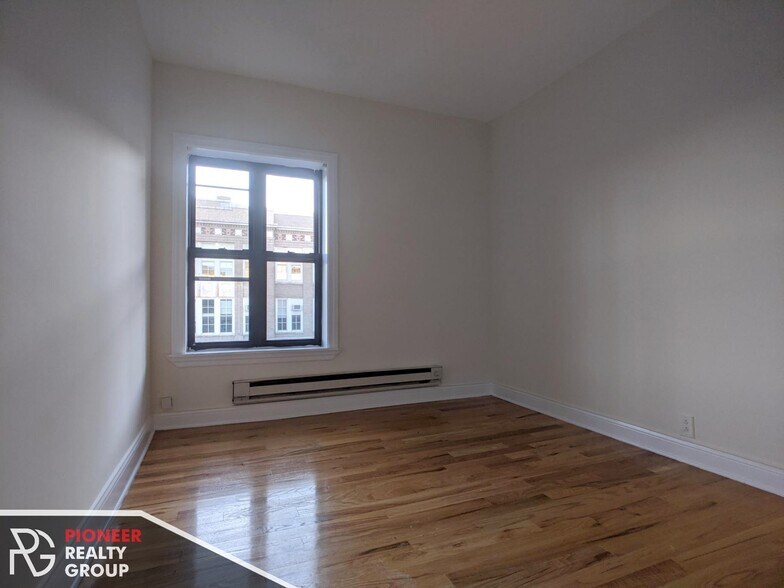 Building Photo - 812 W Waveland Ave