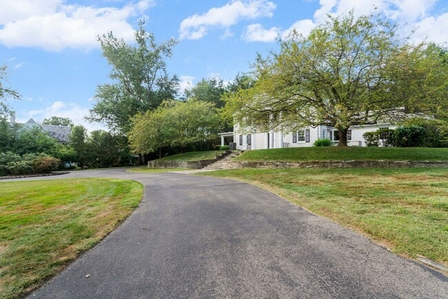 Building Photo - Elegant Fox Chapel 4-Bedroom, 3.5-Bath Home