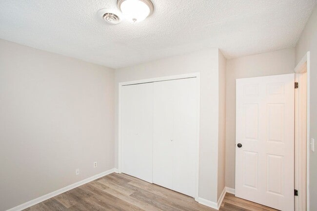 Building Photo - 421 Raintree Dr
