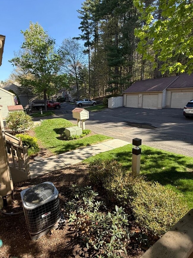 Building Photo - Farmington Woods Professional Townhouse Condo