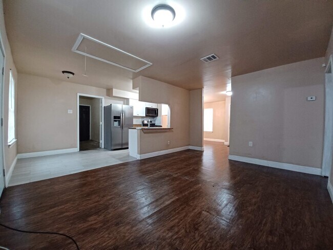 Building Photo - 5106 Dumore Dr