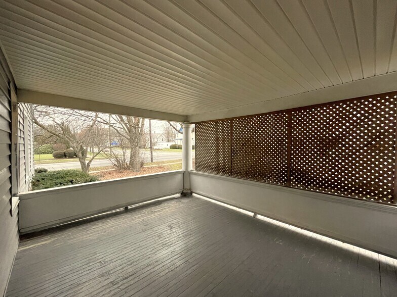 Private Porch - 625 W Church St