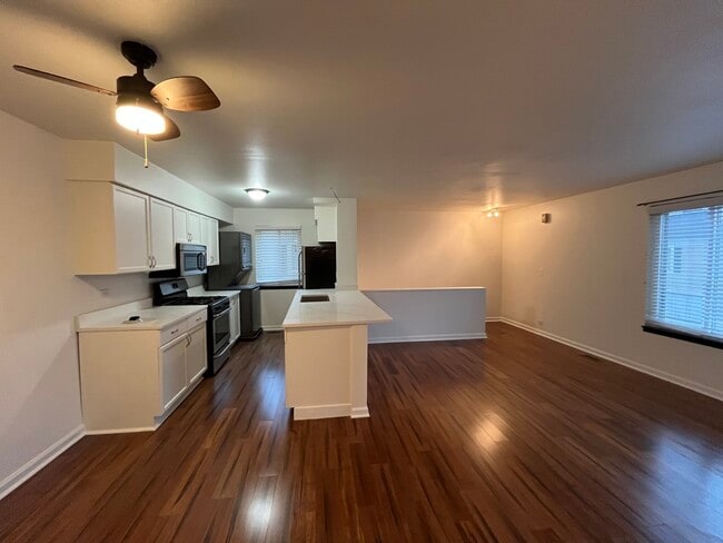 Building Photo - 1451 Cove Dr