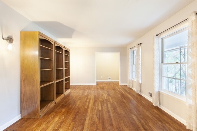 Building Photo - Very Spacious 4/3 w/ Finished Basement in ...