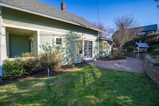 Building Photo - Gorgeous Vintage Home in Downtown Langley with Detached Guest Studio!!