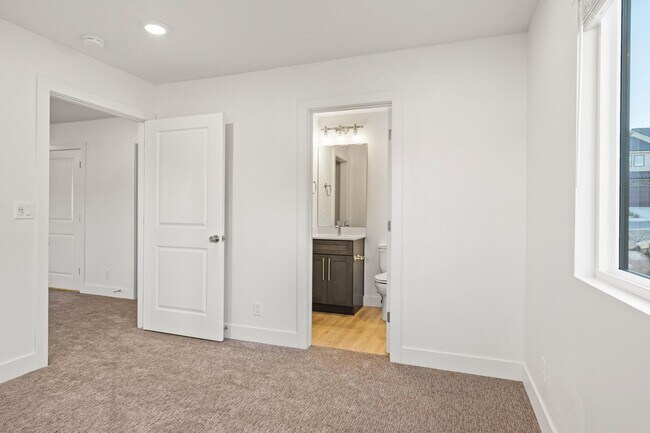 Building Photo - Beautiful 4 bedroom, 3.5 bathroom twin home in St George!