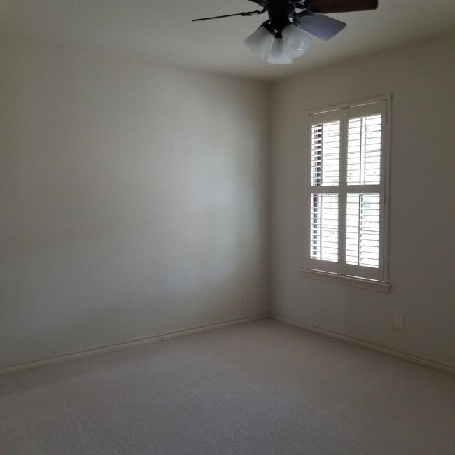 Building Photo - Stunning Home - North Cat Mountain - 4 bed...