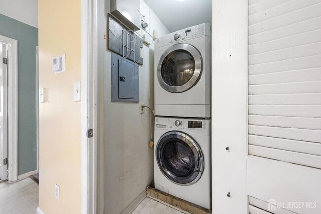 Building Photo - 1036 Waterford Dr