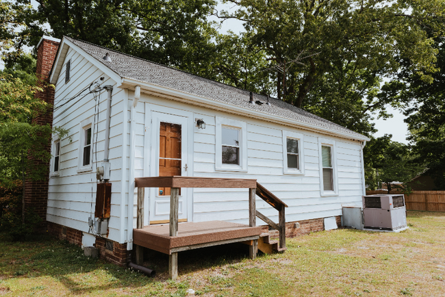 Building Photo - 2106 Englewood St