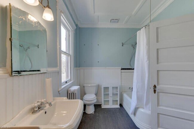 Building Photo - 1051 Naval Ave