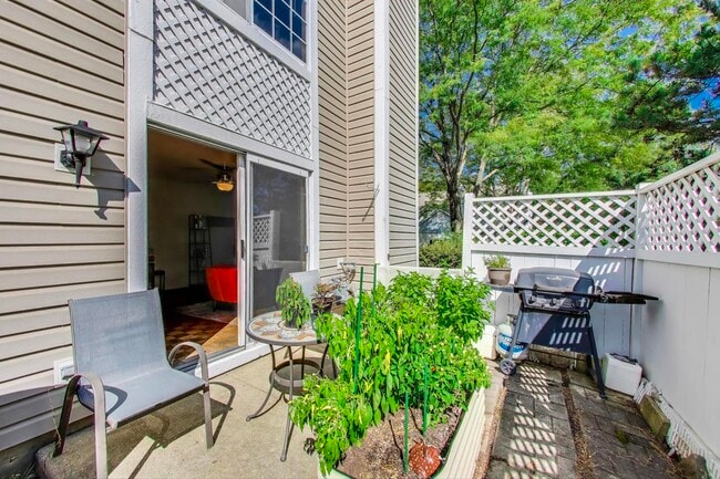 Building Photo - 408 Trenton Ct