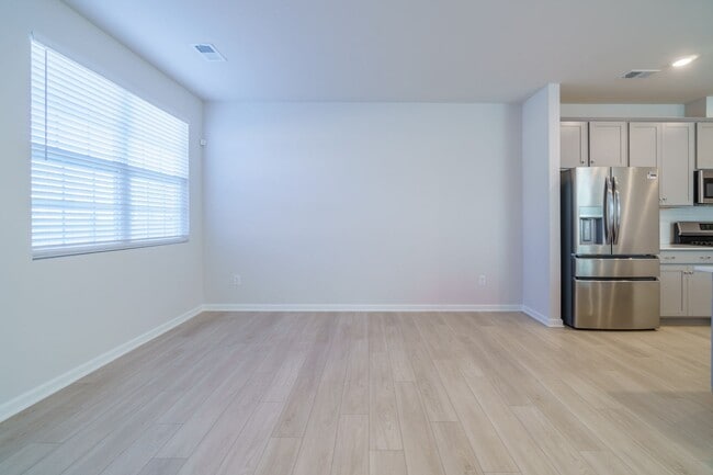 Building Photo - Almost New End Unit Townhome in desirable Chateau community