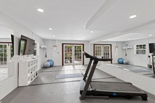 Building Photo - 727 Claremore Dr