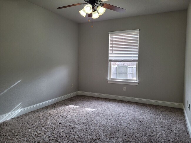 Building Photo - 3 bedroom in sought after West side of Fayetteville