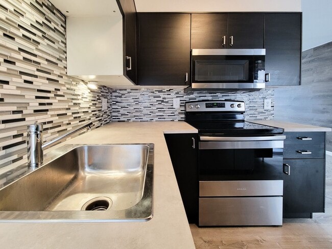 Building Photo - Completely renovated in the heart of Montrose. Spacious 1 bedroom 1 bath condo, upstairs corner u...