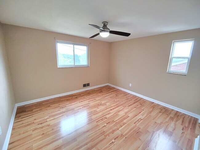 Building Photo - *Recently Updated 3BD/2BA Single Family Ho...