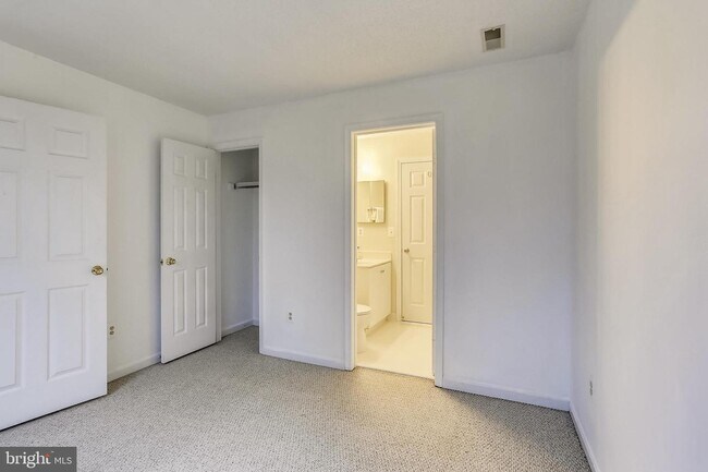 Building Photo - 10010 Vanderbilt Cir