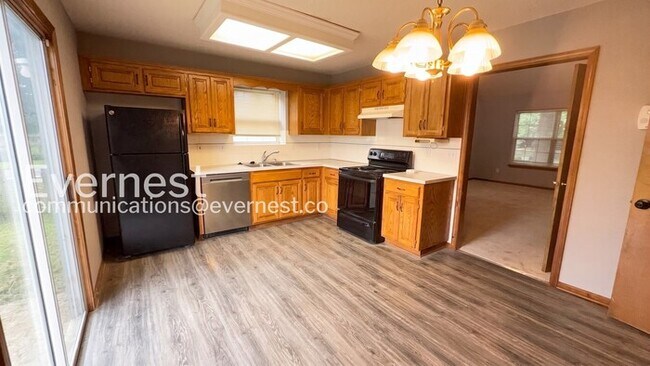 Building Photo - 3 Bed/1.5 Bath Home with Fenced Yard & Garage / Pet-Friendly / Vouchers Accepted / Available Now!