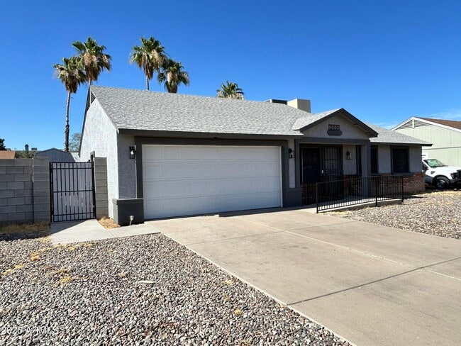 Building Photo - 9002 W Malapai Dr