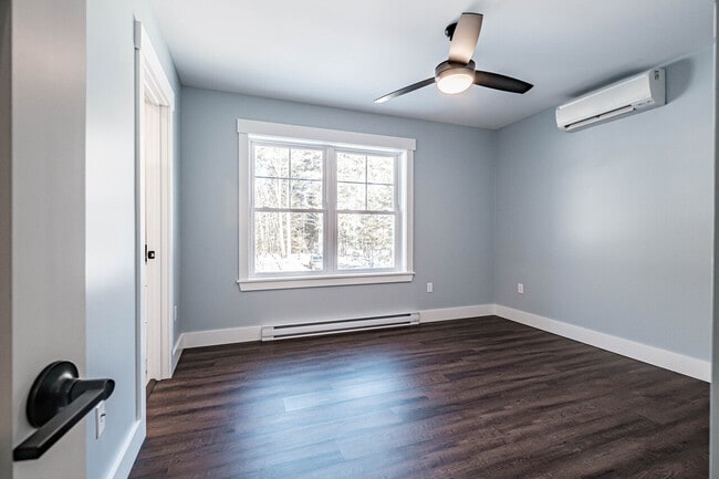 Building Photo - Highland Duplex