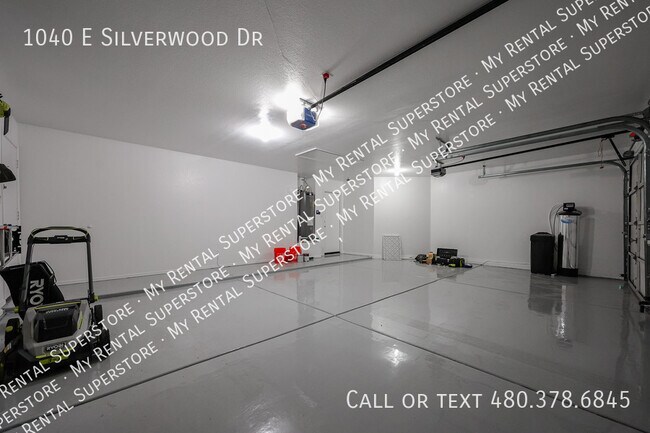 Building Photo - 1040 E Silverwood Dr