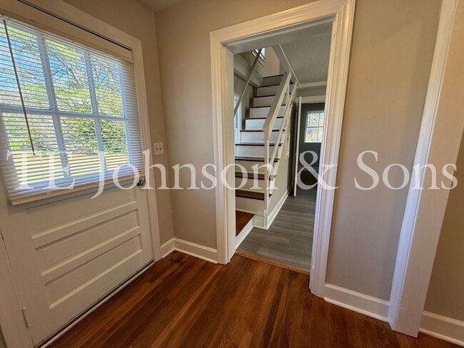 Building Photo - Charming 2BR Home Near Silas Creek Pkwy with Hardwood Floors & Carport
