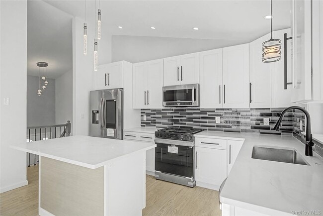 Building Photo - 25 Clinton St