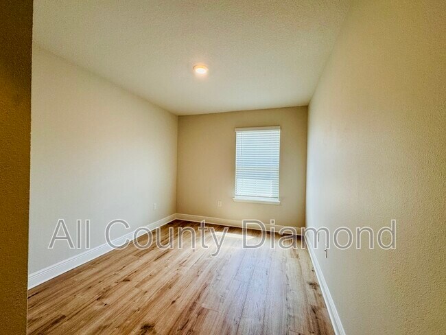 Building Photo - 10 Renea Cv